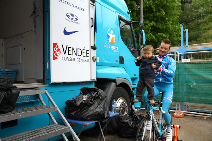 息子を抱きながらローラー台に乗るトマ・ヴォクレール（フランス、Bboxブイグテレコム）