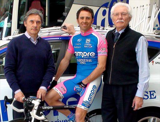ランプレと契約したジルベルト・シモーニと、ジュゼッペ・サロンニGM（左）