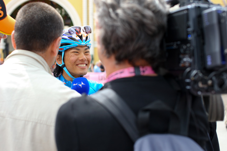 笑顔でRAIのインタビューを受ける新城幸也(日本、Bboxブイグテレコム)