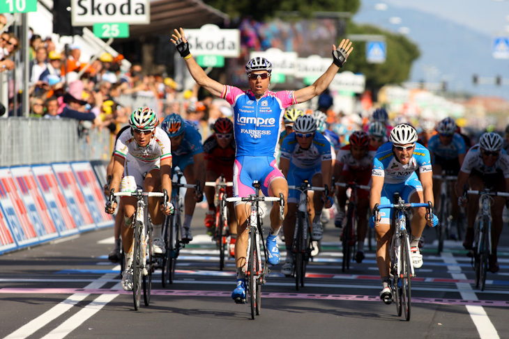 追走集団のスプリントを制したダニーロ・ホンド(ドイツ、ランプレ)優勝と勘違い?