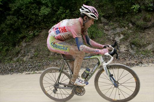 落車して遅れ、マリアローザを失ったヴィンチェンツォ・ニーバリ(イタリア、リクイガス・ドイモ)