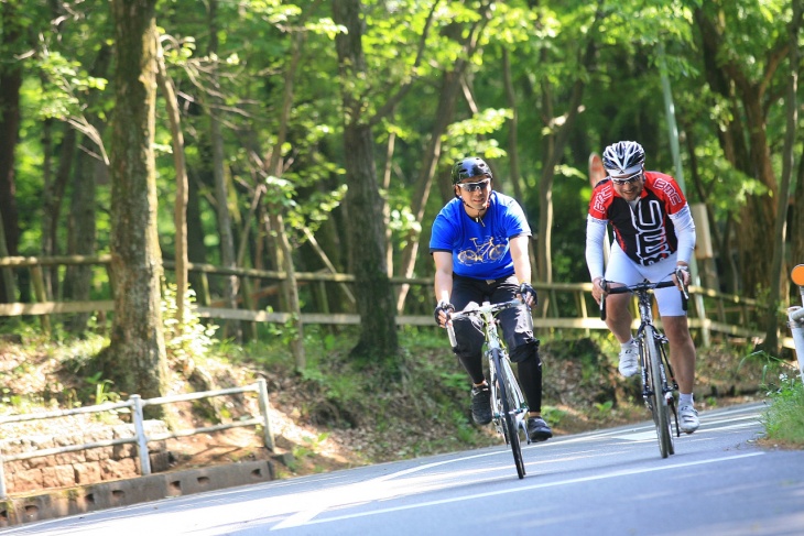 上りが5kmほど続きます。「オラオラ、シッカリ漕げー！」