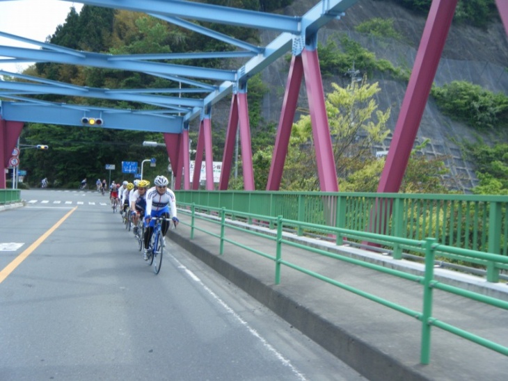 桜江大橋を渡る