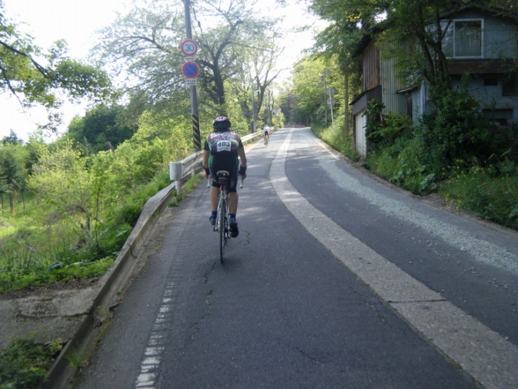 三瓶温泉街に向かう急な坂道