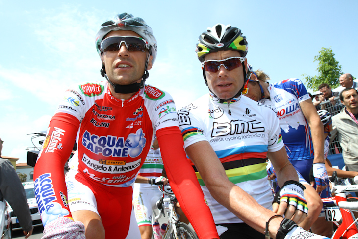 スタートラインに並んだステファノ・ガルゼッリ（イタリア、アックア・エ・サポーネ）とカデル・エヴァンス（オーストラリア、BMCレーシングチーム）