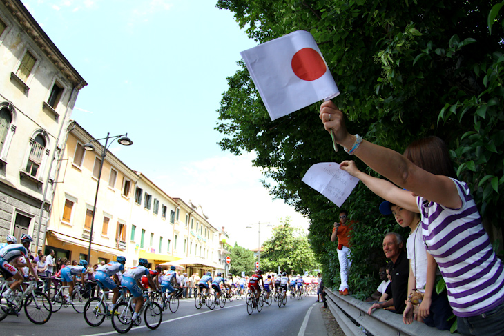 イタリア在住の日本人が新城幸也（日本、Bboxブイグテレコム）に声援を送る