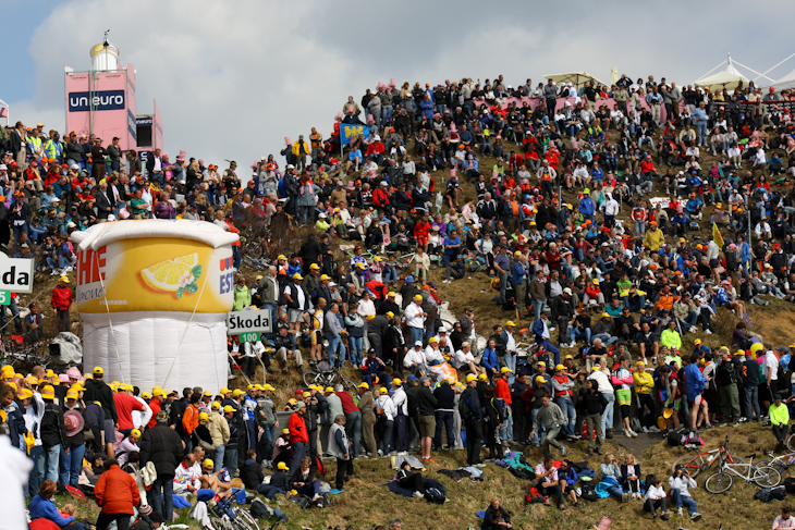 何千もの観客がモンテ・ゾンコラン頂上に集まった