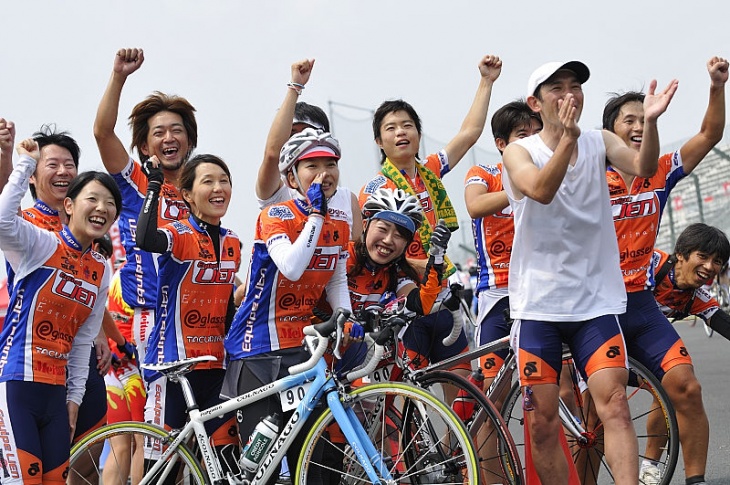 仲間と一緒のエンデューロは大盛り上がり!