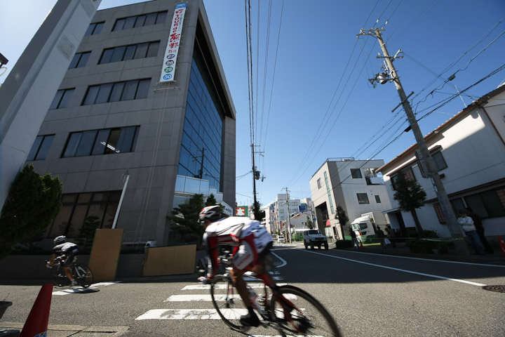 キナン本社ビルを回りこむターン部分