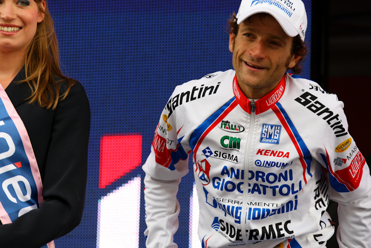 ステージ優勝のミケーレ・スカルポーニ（イタリア、アンドローニ・ジョカトーリ）が表彰台に上がる