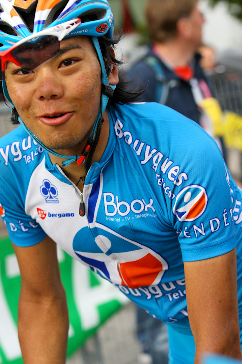 チームバスに向かう新城幸也(日本、Bboxブイグテレコム)「これで残り一日です!」