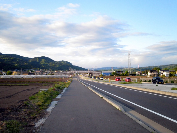 ずーっと続く国道に気が滅入りそうなんですけど