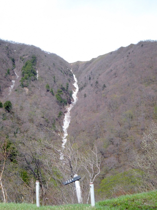 まだ雪が残る山肌