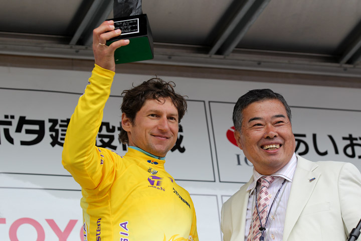 個人総合優勝のアンドレイ・ミズロフ(カザフスタンナショナルチーム)