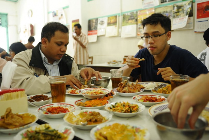 伝統的なインドネシア料理。小皿が多く並ぶ。手で食べるのが一般的