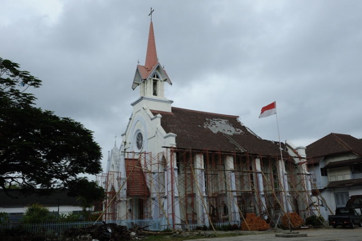 2009年9月30日スマトラ島沖地震で被害を受けた教会。復興作業が進む