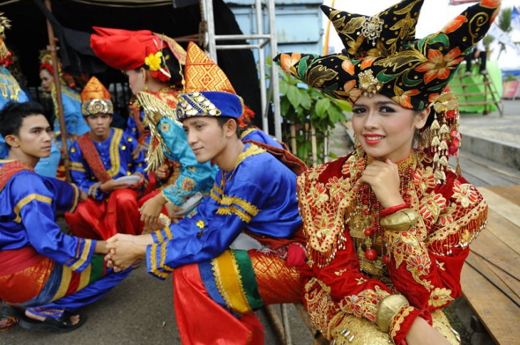インドネシアの民族衣装。オープニングセレモニーを待つ