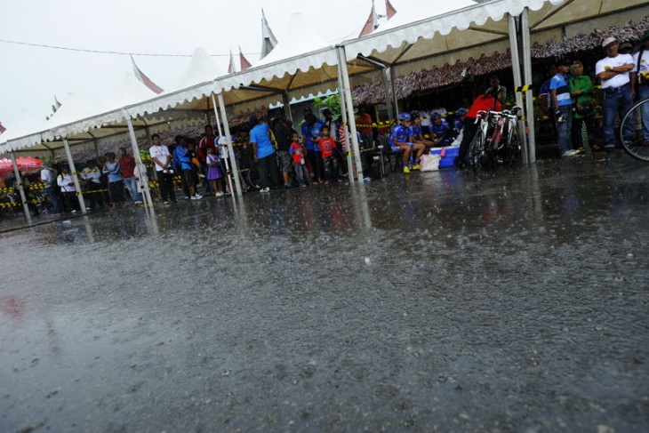 急に降り出した南国の雨。昨年大会では雨は降らなかったと言うが……