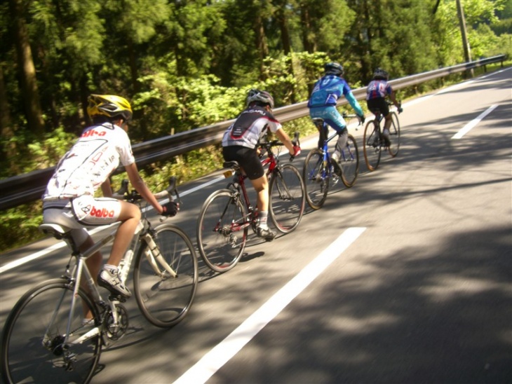 美ししい周山街道を行く　小学生レースも大人顔負けだ