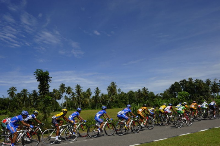 インドネシアの青空を走り抜ける選手たち