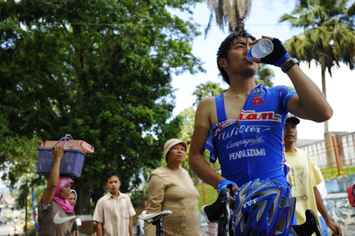 フィニッシュ後の水分補給は欠かせない