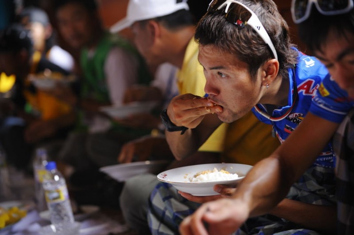 現地の人と同じように手で食事をとる綾部勇成