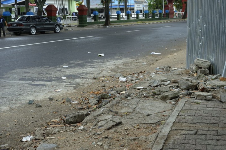 復興途中のパダン市内。歩道に瓦礫が積み重なる