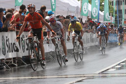 雨のスプリント勝負を制したゴルカ・イサギーレ(スペイン、エウスカルテル)