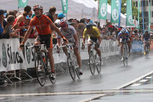 雨のスプリント勝負を制したゴルカ・イサギーレ（スペイン、エウスカルテル）