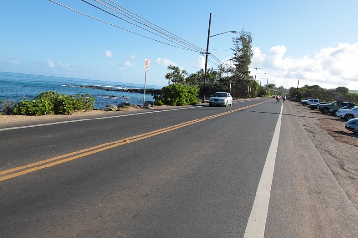 真っ直ぐのびるコースの道路 左手にずっと海が見える