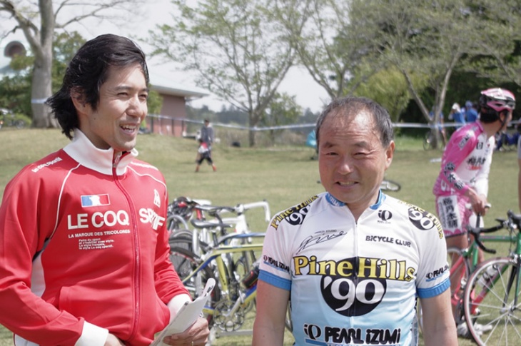 中学時代からの恩師・大塚和平さんと談笑する浅田さん