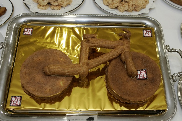 自転車を模したパリ・ブレスト。ホイールにはジンジャーとマロンのクリームがたっぷり。作:ジャン=ポール・チェポー