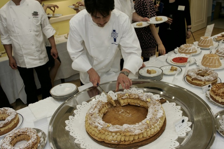 いよいよ試食タイム。このパリ・ブレストは大迫力だ