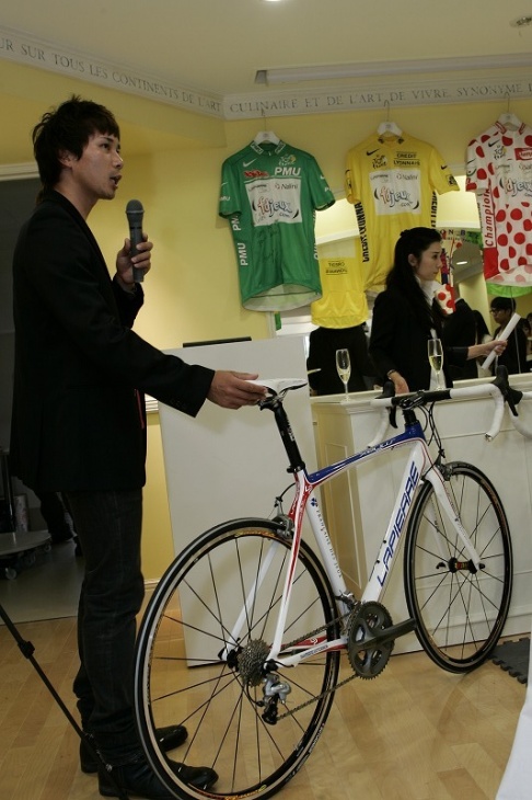 フランス車ラピエールのロードバイクを展示に協力した東商会のスタッフ。バイクの解説をして会場を盛り上げた