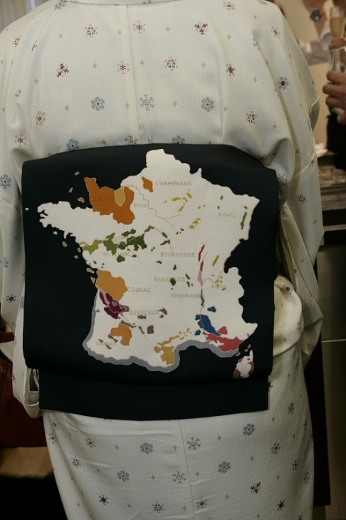 お太鼓にあしらったフランス地図。これはクラブ・ドゥ・ラ・ガレット・デ・ロワ事務局長を務める、西野氏の夫人の帯だ
