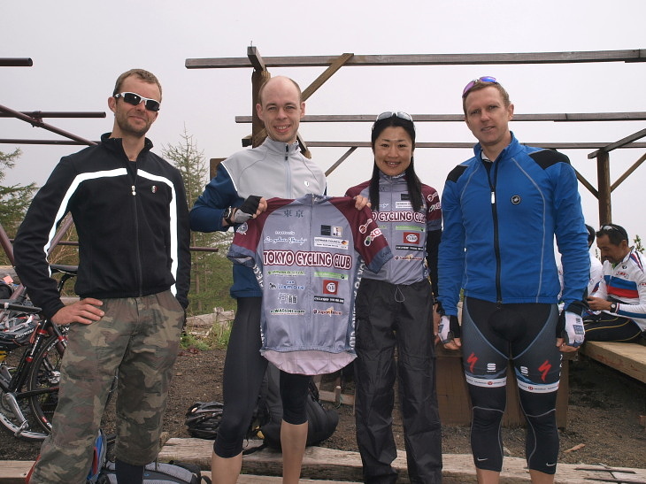 Tokyo Cycling Clubの皆さん。左からエキスパート優勝のクレイトンさん、直美さんの夫 アランさん、直美さん、マイクさん