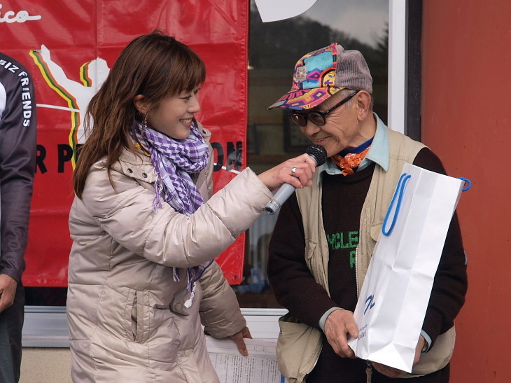 4月に行われた表富士自転車登山競走大会で、最高齢者としてインタビューを受ける小出日生さん