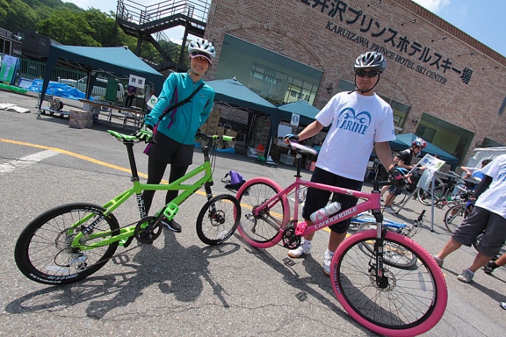 おしゃれなカラーの自転車のカップル