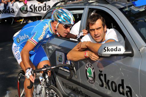 2008年のロード世界選手権で故フランコ・バッレリーニ氏と話し込むパオロ・ベッティーニ(イタリア)
