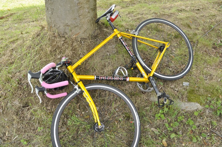 前後ブレーキ装着&バーテープがピンクになったマジィ・スペシャーレ号