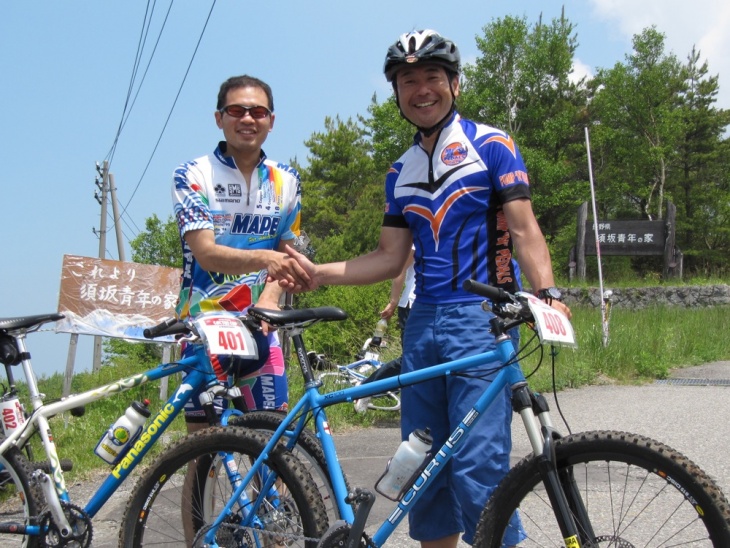お互いの健闘を讃え合い握手!しかしこの方MTBクラス3位の強者でした