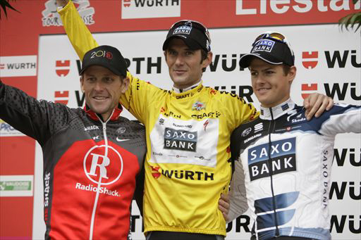 表彰台、左から2位ランス・アームストロング（アメリカ、レディオシャック）、優勝フランク・シュレク（ルクセンブルク、サクソバンク）、3位ヤコブ・フグルサング（デンマーク、サクソバンク）
