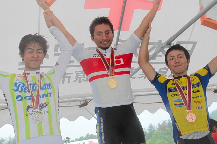 U23優勝の 山本元喜(奈良、鹿屋体育大)、原川浩介(埼玉、湘南ベルマーレ)、 野口正則(奈良、鹿屋体育大)
