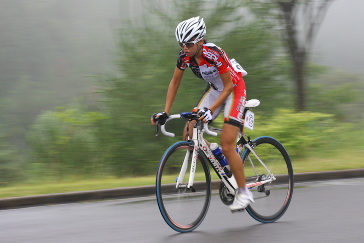 80kmを独走した萩原麻由子(サイクルベースあさひレーシング)