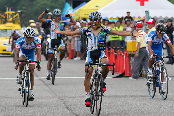 全日本選手権ロードレース2010、宮澤崇史選手が優勝。見事なアシストをした佐野淳哉選手が後方でガッツポーズ