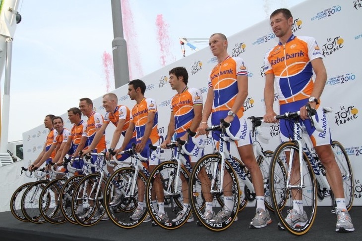 DURA-ACEホイール、PROハンドルバーなどを装着してツール・ド・フランス2010チームプレゼンテーションに並んだラボバンク