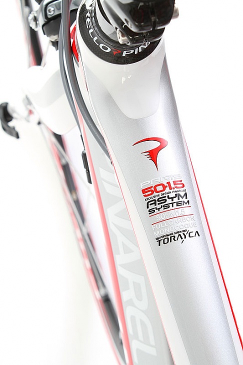 東レ TORAYCAのロゴは世界最高のカーボンの証。自転車ではピナレロだけに使われる