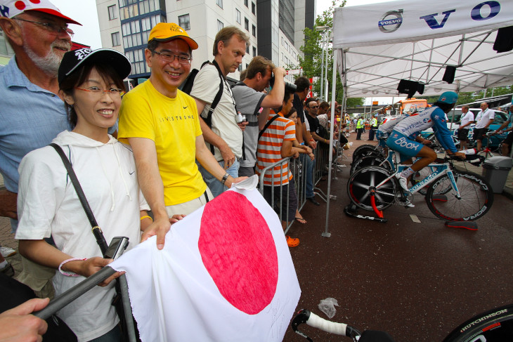 日本のファンも日の丸を掲げて新城幸也（日本、Bboxブイグテレコム）を見守る