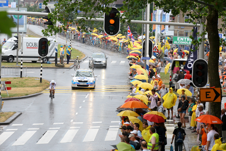 断続的に降り注ぐ雨の中、オランダ・ロッテルダムの個人TTで開幕したツール・ド・フランス2010