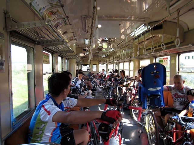今までに実施したサイクルトレインでの乗車風景。レトロな空間で房総の自然を車窓から臨む、最高のロケーション!